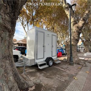 ¿Cómo contribuyen los baños móviles en la satisfacción de los asistentes del evento?