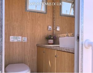 Explora la flota de tráileres, módulos y baños de lujo móviles de Baños Móviles de Lujo. Conozca especificaciones para elegir la opción perfecta para su evento. ¡Cotice aquí!