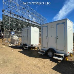 Eleva la experiencia de tu evento con los baños para eventos tráiler premium de Baños Móviles de Lujo. 