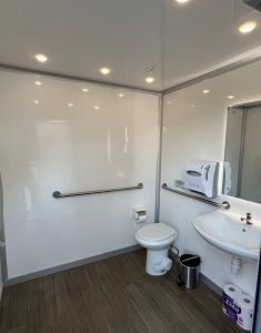 ¿Qué características deben tener los baños de lujo móviles para eventos formales?