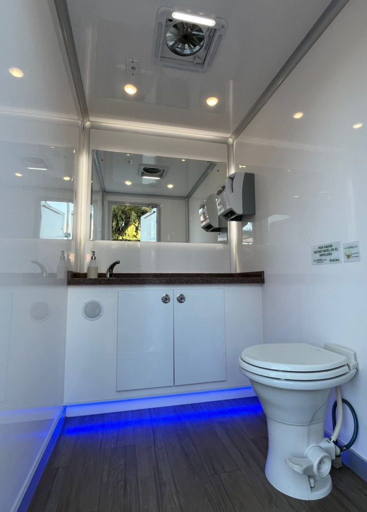 ¿Qué características deben tener los baños de lujo móviles para eventos formales?